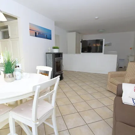 Watthaus-6-geschmackvolle-erdgeschosswohnung-mit-terrasse-und-strandkorb *